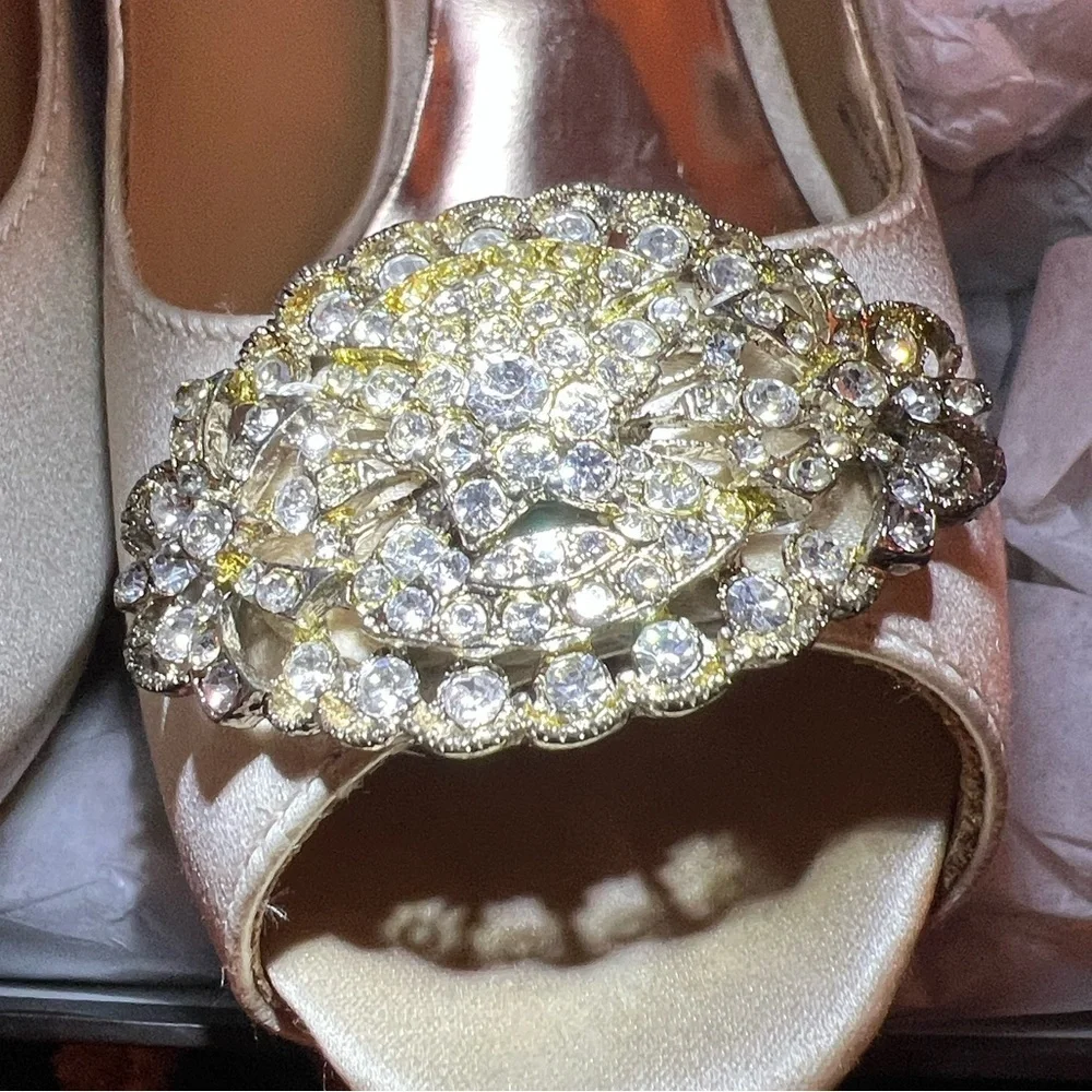 Badgley Mischka Women’s Goodie Vansat Champagne Satin Shoes Heels Size 7.5